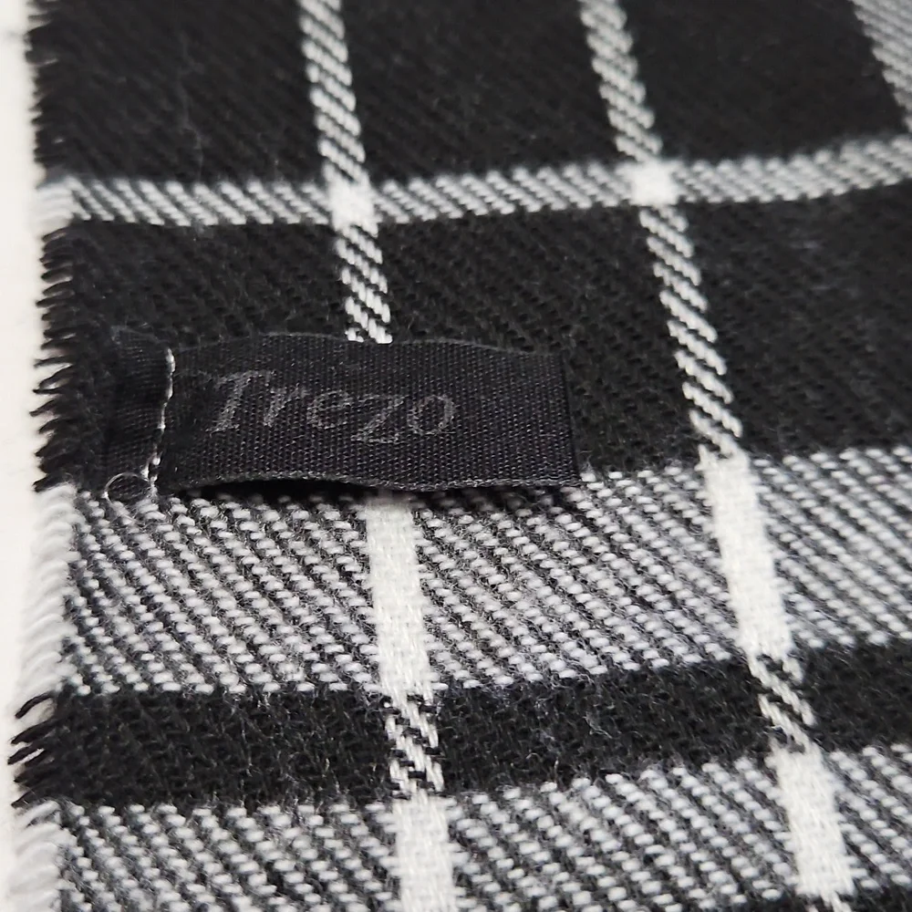 Trezo Black and White Long Blanket Style Plaid Scarf 12.5x72